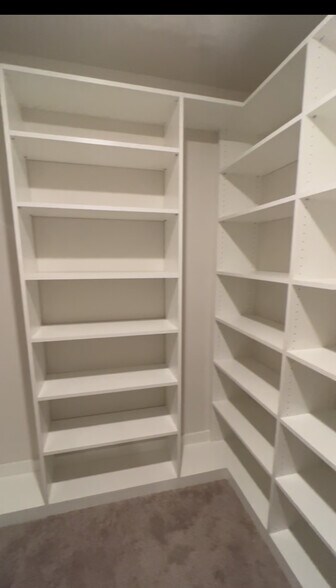 Building Photo - Room in House on Moonbeam Dr