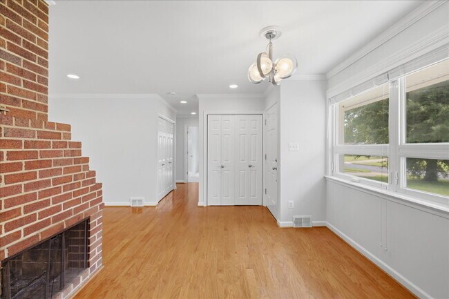 Building Photo - Charming 4-Bedroom Springfield Rambler Near Lake Accotink Park