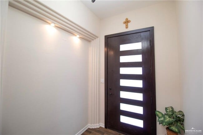 Building Photo - 16 Imperial Oak Dr