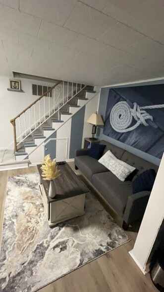 Lounge - 727 Madison St