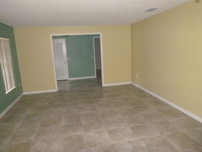 Building Photo - 301 Bloomingfield Dr