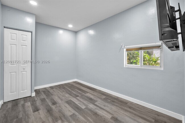 Building Photo - 609 N 46th Ave