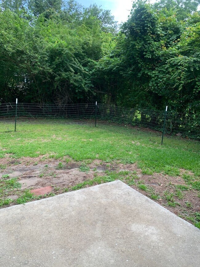 Building Photo - 3 Bedroom 2 Bath on Park Ave. Available