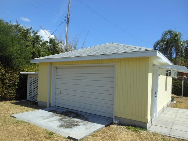 Building Photo - CHARMING 2 BEDROOM, 1 BATH HOME 3 BLOCKS F...