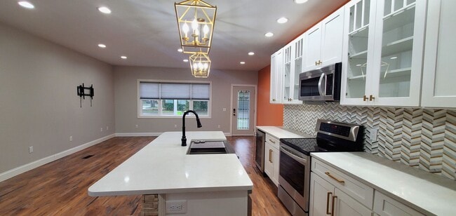 Building Photo - 4-bedroom 3-bathroom home minutes to Downt...