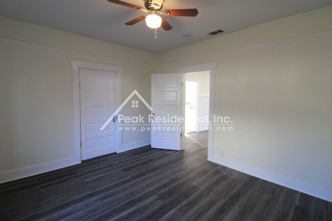 Building Photo - 1042 Las Palmas Ave
