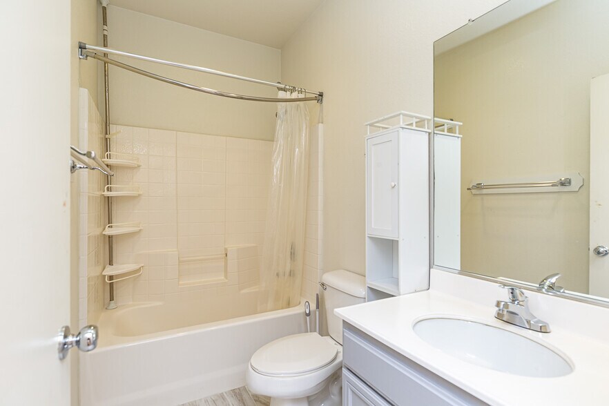Building Photo - 425 S Meadowbrook Dr