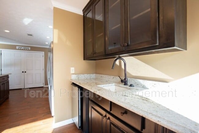 Building Photo - 2813 Edgewood Rd