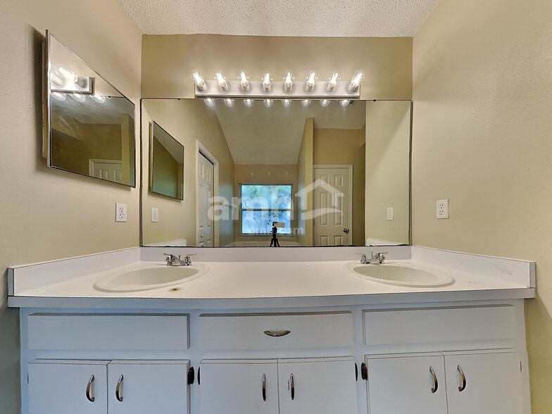 Building Photo - 2315 Kenwick Dr