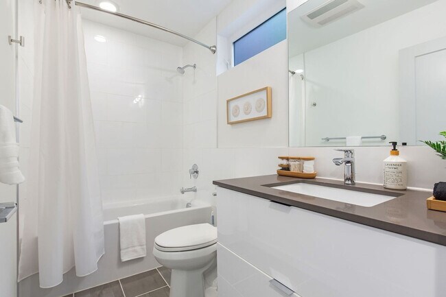 Building Photo - 628 10th Ave E