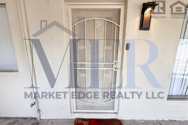 Building Photo - 4Bed/3Bath House at Broadway/Mill Ave! $199 MOVE-IN SPECIAL! Ready for Immediate Move-In! -- RV GATE