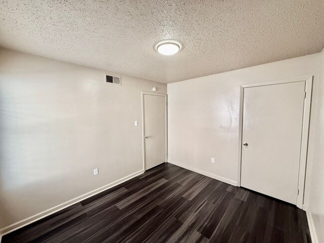 Building Photo - Three Bedroom Apartment with Spacious Dining and Living Area