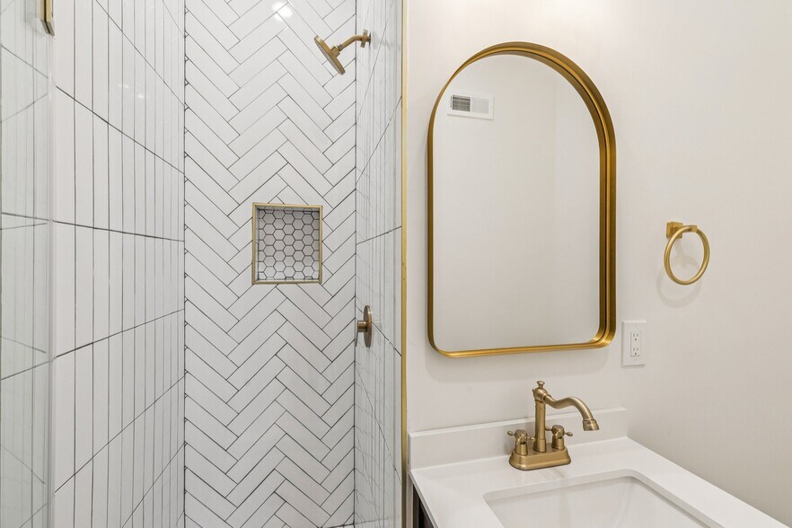 Full bathroom 2 - 1342 S Stanley St