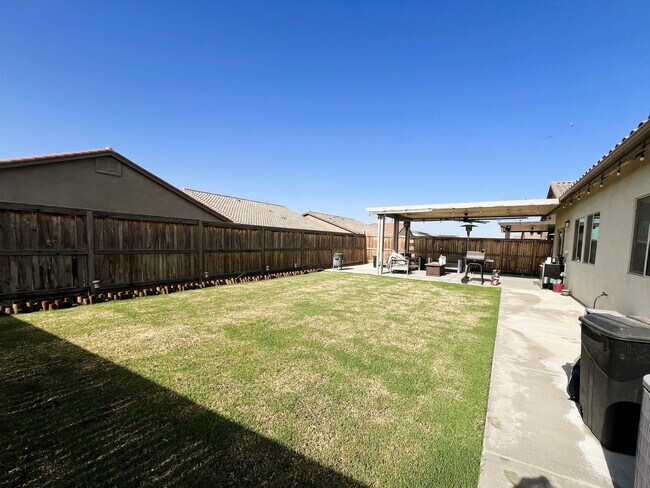 Building Photo - Stunning Luxury Home for Rent in Shafter