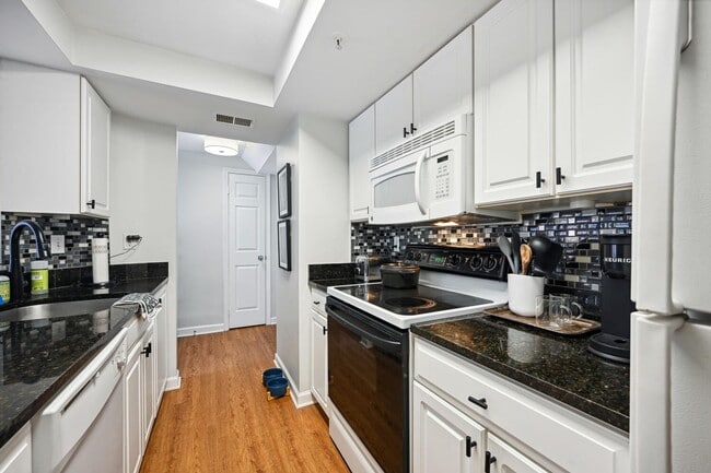 Building Photo - 1BR/1BA w/ Private Patio in DuPont Circle! Location, Location, Location!