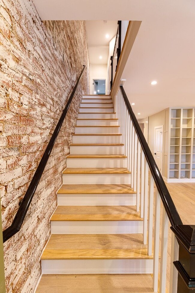 Building Photo - Beautifully Updated 4 Bed/3.5 Bath Row-Hom...