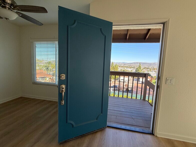 Building Photo - 870 S Rancho Santa Fe Rd