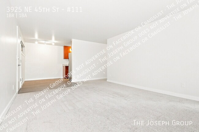 Building Photo - 3925 NE 45th St