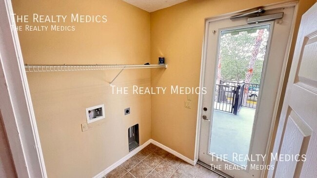 Building Photo - 3732 Avalon Park E Blvd