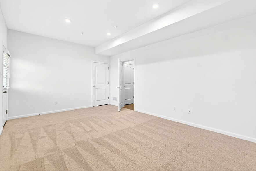 Building Photo - 600 Dana Dr