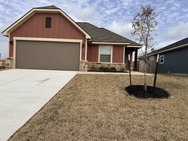 Building Photo - 2812 Messenger Way
