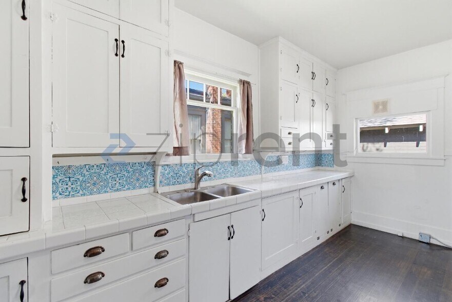 Building Photo - 423 Mill St