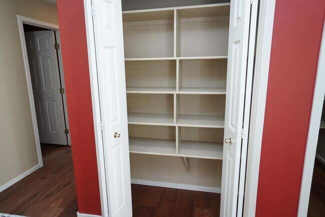 Building Photo - 1394 E Holly St