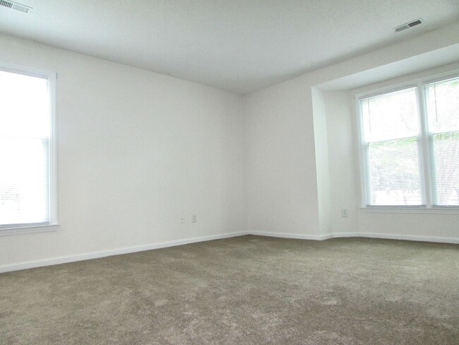 Building Photo - 2 Bed, 2 Bath Condo - Desirable Location -...