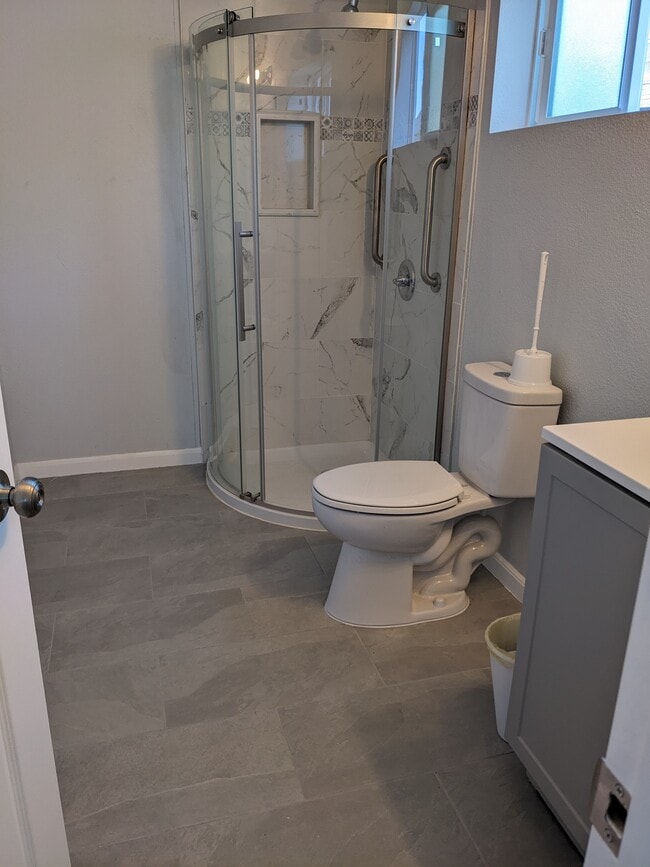 Building Photo - 768 Easton Ave