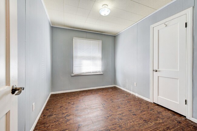 Building Photo - 2144 Pearson Dr