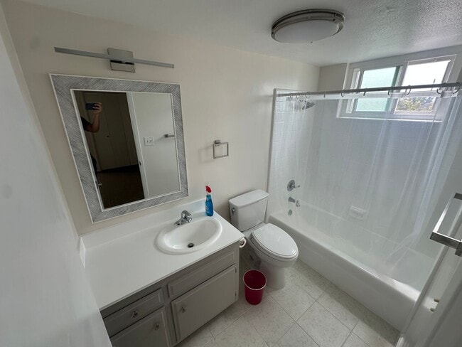 Building Photo - Charming Playa Del Rey Home with Spacious ...