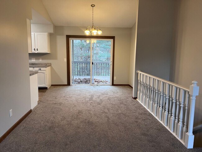 Building Photo - Three Bedroom Duplex in Rockford!