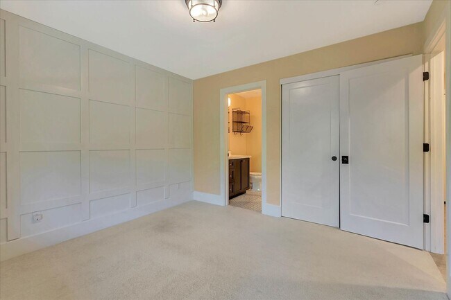 Building Photo - Beautiful Tri-Level 4 bedroom, 3.5 Bathroom, 2,150 SqFt Home in Downtown Campbell!