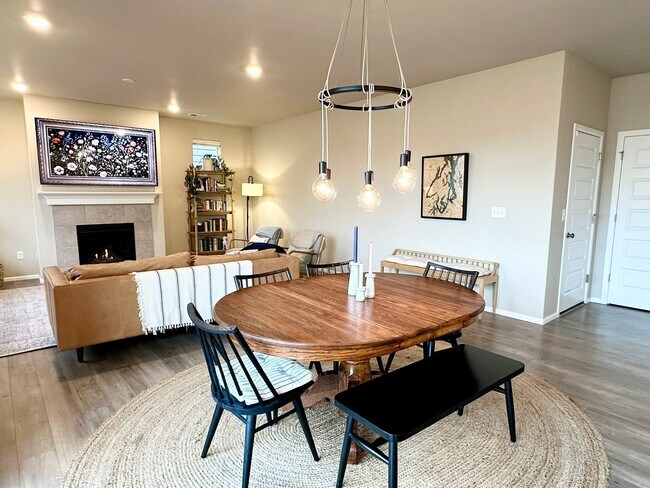 Building Photo - Stunning Stewart Crossing Home!