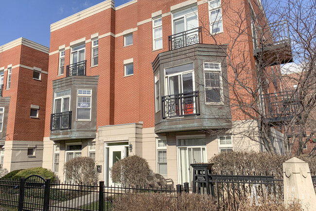 Building Photo - 802 W University Ln