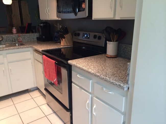 Building Photo - Upgraded End-Unit Townhome