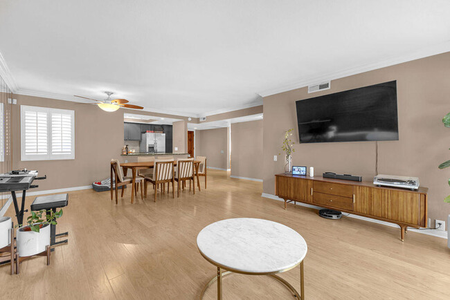 Building Photo - 400 N Sunrise Way