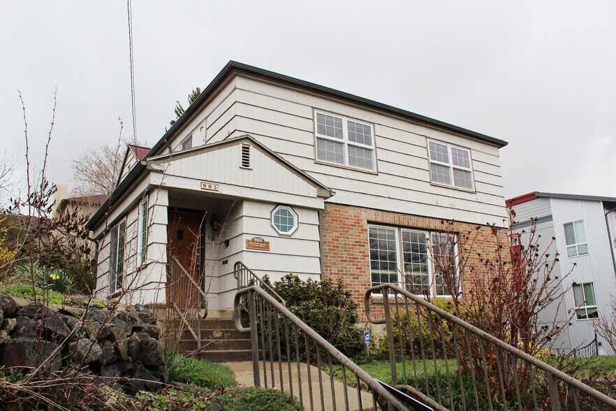 Building Photo - 905 NE C St