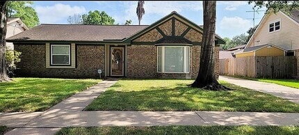 Building Photo - 16318 Forest Way Dr
