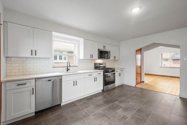 Building Photo - Don’t miss this! Beautifully RENOVATED 3 bedroom in Stowe!!