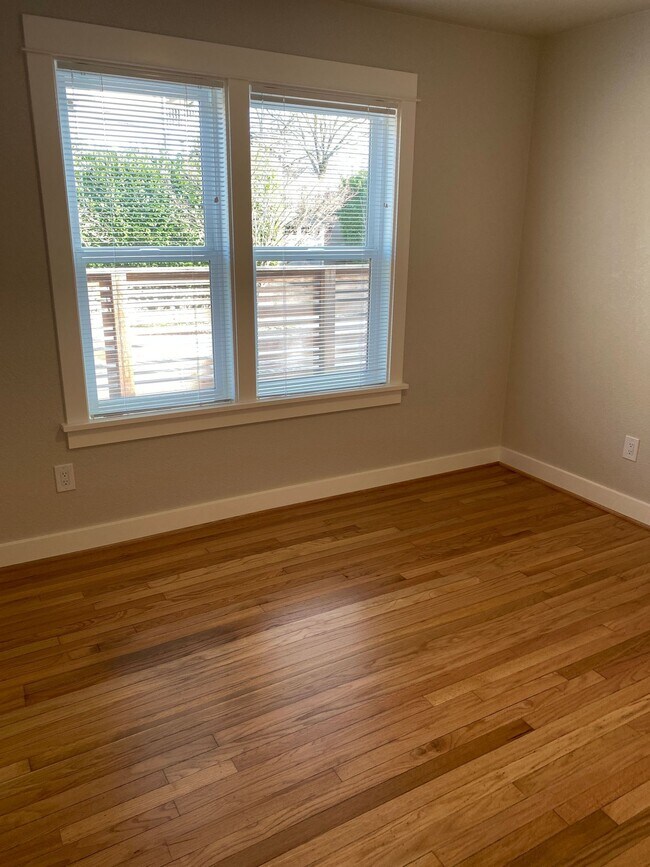 Building Photo - Modern Vintage Alberta Arts  1250sqft 1BR-...