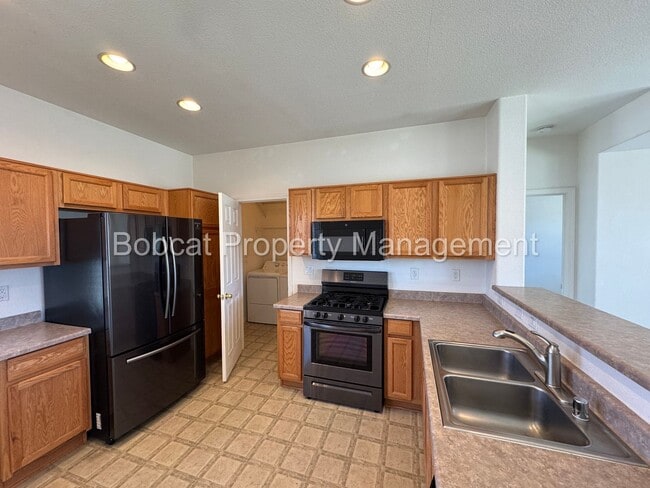 Building Photo - 3 Bedroom, 2 Bathroom Home Located in Dayton