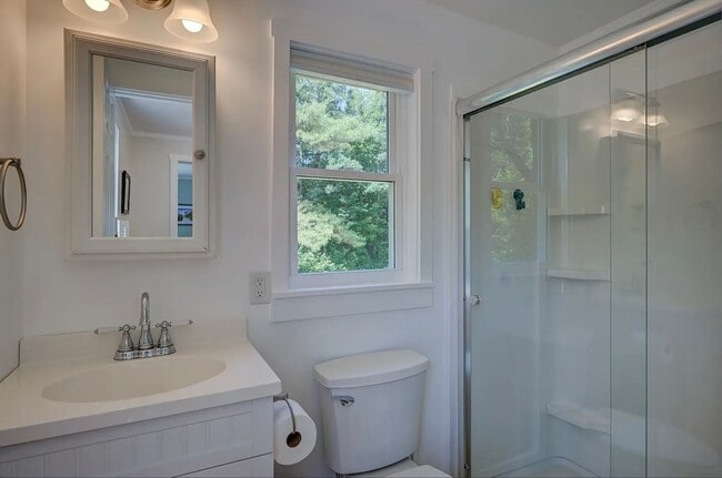 Building Photo - For Rent: Charming 3-Bedroom Home in Bartl...