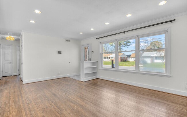 Building Photo - For Rent. 4 Bedrooms
