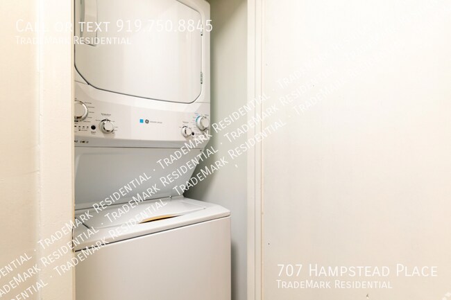 Building Photo - 707 Hampstead Pl