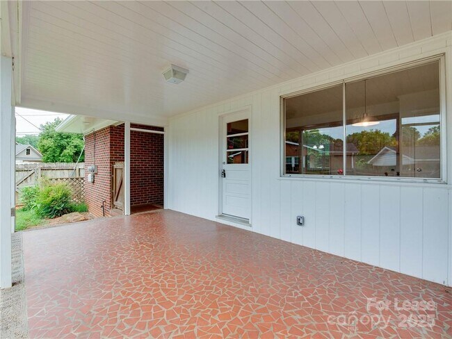 Building Photo - 1422 Holmes Dr