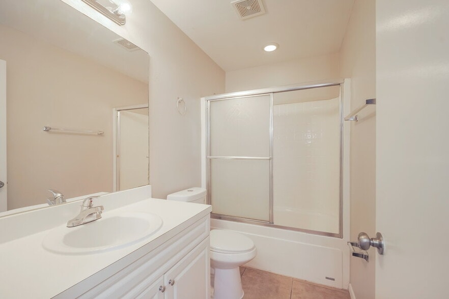 Building Photo - 1413 SW 11th Pl