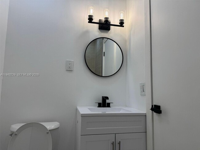 Building Photo - 370 NW 43rd Ave