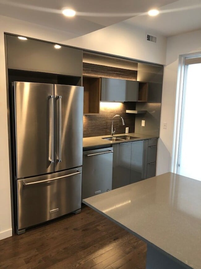 Building Photo - 2 Bedroom Condo in the Confluence!