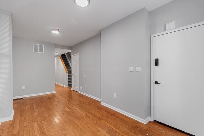 Building Photo - 1027 Bennett Pl